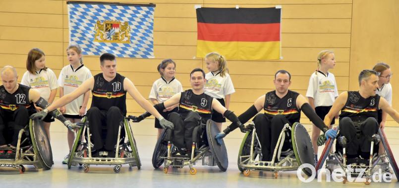 Die Deutsche Rollstuhl-Rugby-Nationalmannschaft mit Thorsten Altmann (Mitte) in Schwarzenfeld. Bild: zg