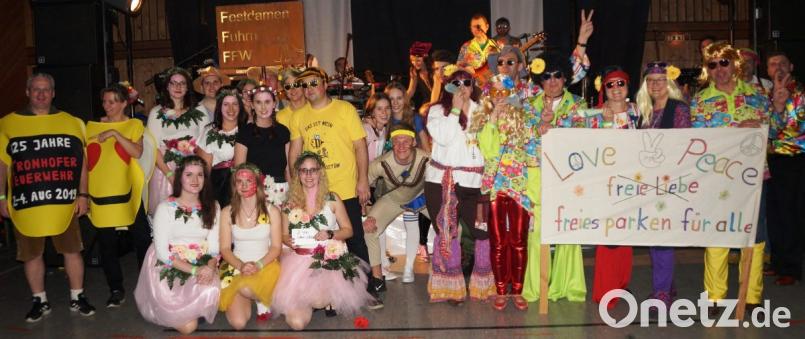 Die Hippies der Theaterfeunde Schwarzhofen (rechts) mit ihren bunten Kostümen wurden auf den ersten Platz gewählt. Den zweiten Platz erhielten die Festdamen der Feuerwehr Fuhrn , gefolgt von den „Emojis“ der Festdamen aus Fronhof. Bild: weu