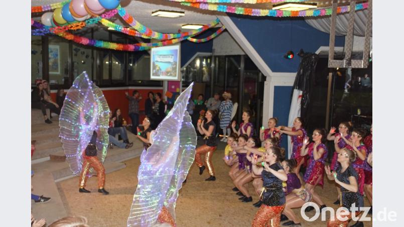 Die Tanzgarde &quot;Grün-Weiß&quot; am Sportlerball in Schönsee. Bild: mmj