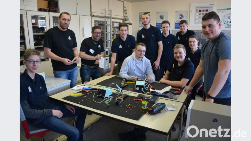 In der Elektrowerkstatt gaben Schüler der 11. Jahrgangsstufe mit den Lehrern Martin Wunderlich (2. von links) und Dieter Rogler (3. von links) erste Einblicke in die Ausbildungsarbeit. Der Tag der offenen Tür an der FOS/BOS fand großes Interesse. Bild: jr