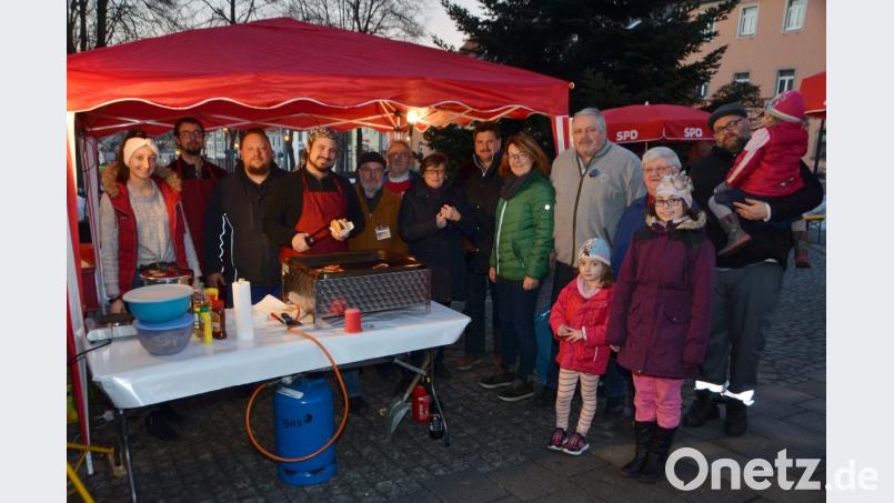 Im Schein der untergehenden Abendsonne heizen die SPD-Ortsvertreter den Grill vor dem Rathaus an. Bei den zufällig vorbeikommenden Passanten kommt das durchaus an. Eine Bratwurstsemmel mit Kraut schmeckt den Gästen jedenfalls ausgezeichnet. Bild: dob