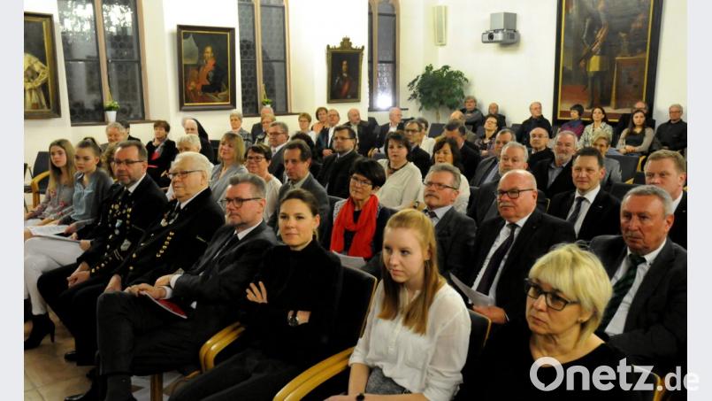 Bei der Sondersitzung des Stadtrates gab es viel Applaus für den Preisträger. Bild: Stephan Huber