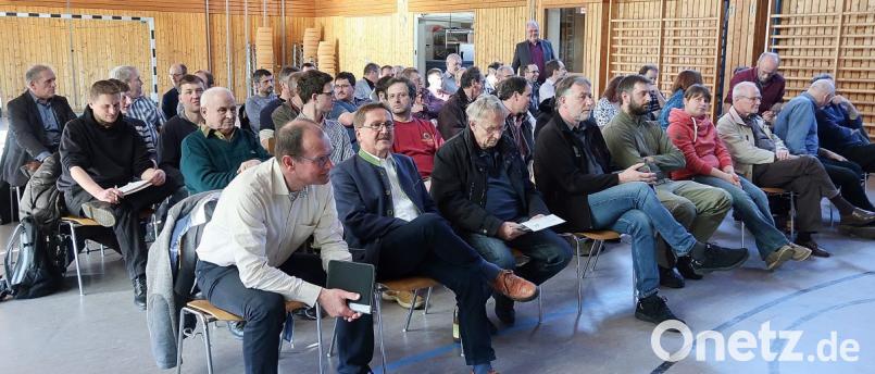 Auf reges Interesse stieß die Vorstellung des Managementplan zu „Natura 2000“ bei Landwirten, Bewirtschaftern, Verbänden und Vertreter der Kommunen. Auch die Bürgermeister aus Erbendorf, Hans Donko (vorne, Zweiter von links), Werner Prucker aus Reuth (hinten links) und Gottfried Härtl (hinten rechts stehend) sowie der Geschäftsführer des Bayerischen Bauernverbandes der Geschäftsstelle Tirschenreuth, Ulrich Härtl (vorne, Vierter von links), lauschten den Ausführungen der Referenten. Bild: bsc