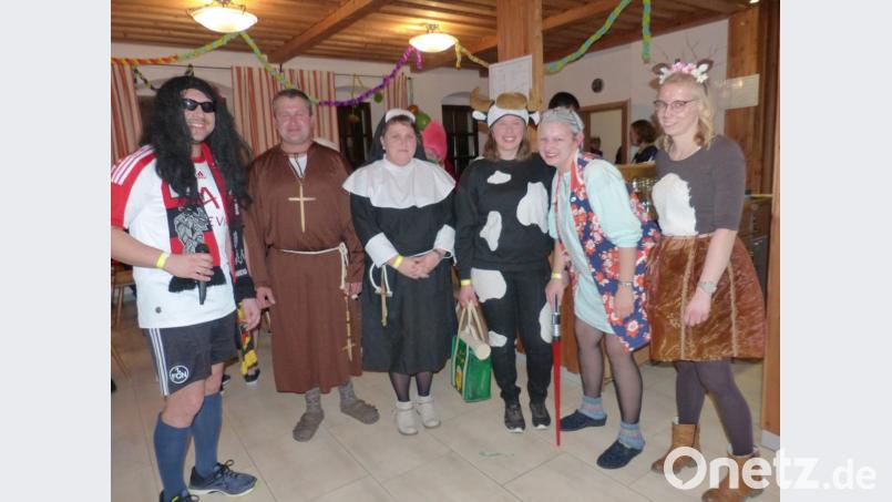 Johannes Meindl (links) und Annemarie Bäumler (rechts) küren die „Ausgefallensten“ Robert und Kerstin Rieder, Veronika Hirmer und Lisa Bäumler (von links). Bild: sl