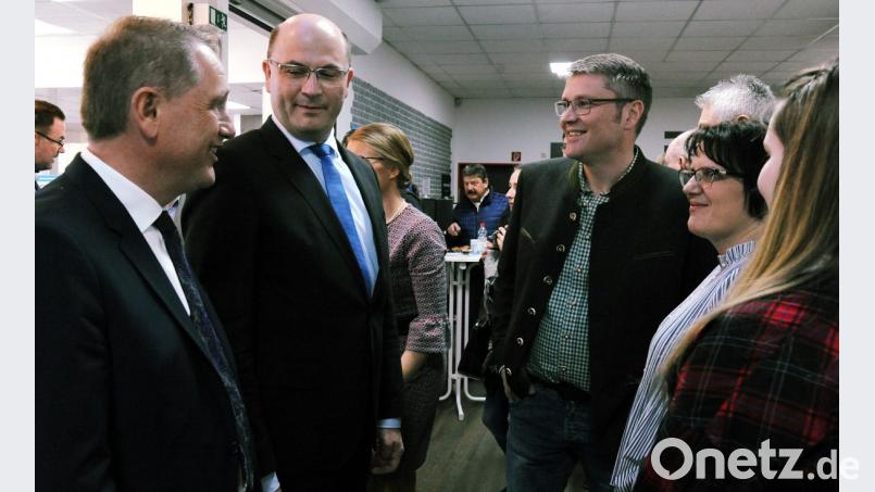 Hermann Böhm und Finanzminister Albert Füracker im Gespräch mit Firmeninhaber Michael Eckl (von links), der sich die Gelegenheit nicht entgehen ließ, sein Kamin- und Ofen-Studio vorzustellen. Bild: gfr