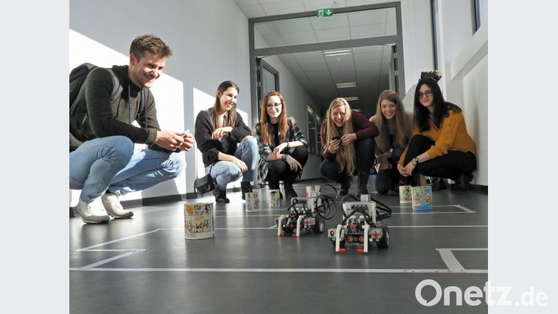 Das Wettrennen mit Robotern macht auch ehemaligen Schülern der FOS/BOS beim Tag der offenen Tür richtig viel Spaß. Bild: Winkler