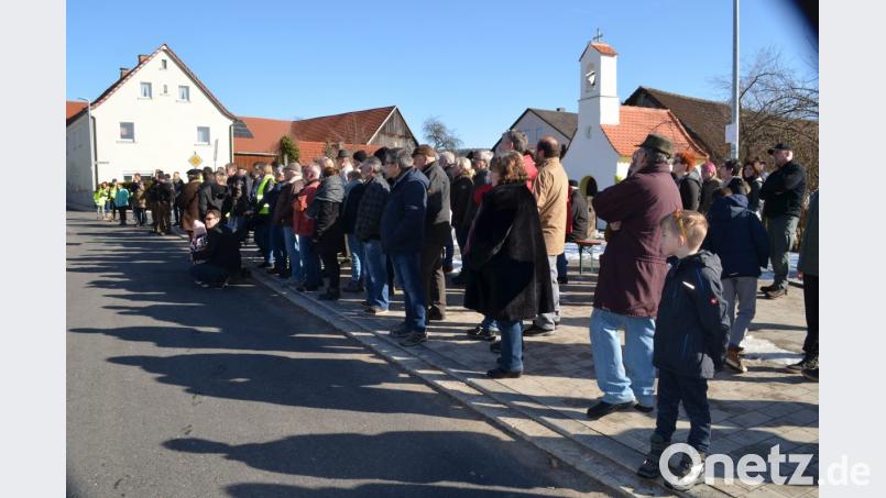 Gut 200 Menschen demonstrieren in Trebsau gegen die geplante Monsterstromtrasse und stimmen den Argumenten der Bürgerinitiative im Landkreis Neustadt/WN und Weiden zu. Bild: fz