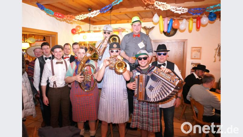 Die schönen &quot;Spielberger Schmiserlboum&quot; treffen auf die musikalischen &quot;Hulzstoussboum&quot;. Bild: fvo
