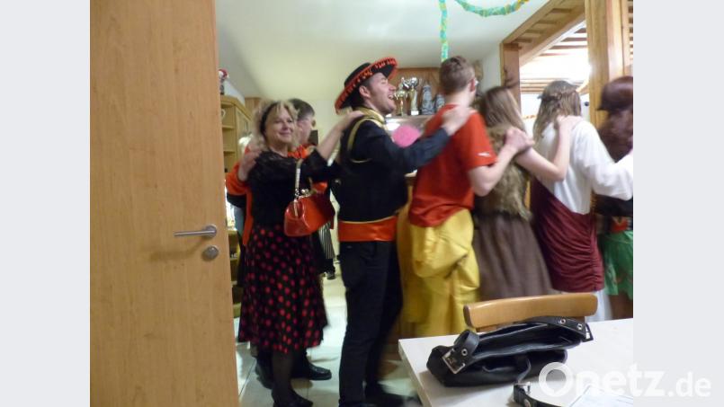 Die Polonaise ist ein Schaulaufen für fantasievolle Kostümierungen. Bild: sl
