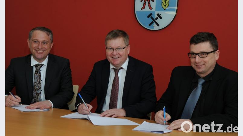 Poppenrichts Zweiter Bürgermeister Hermann Böhm, Ambergs Oberbürgermeister Michael Cerny und Stefan Noll (von links) vom Staatlichen Bauamt unterzeichnen die gemeinsame Planungsvereinbarung. Bild: gf