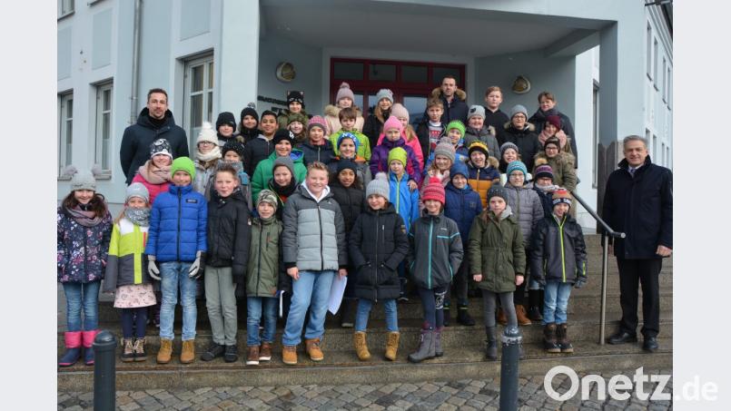 Bürgermeister Roland Grillmeier (rechts) empfing 36 Kinder der beiden vierten Klassen im Rathaus. Nach einem Rundgang durch das Verwaltungsgebäude stellte er sich ihren Fragen. Begleitet wurden die Kinder von den Lehrern Markus Männer und Philipp Lippert. Bild: jr