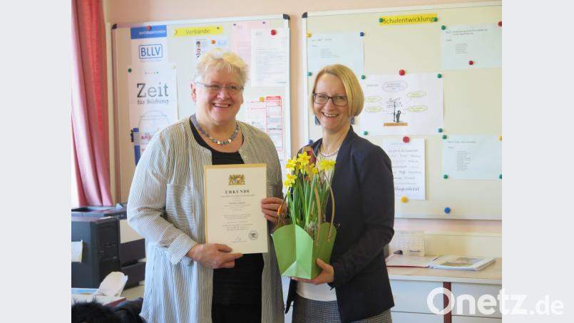 Rektorin Christine Wiesend (rechts) wünscht Lehrerin Christiana Zaglmann alles Gute für den wohlverdienten Ruhestand. Bild: jzk