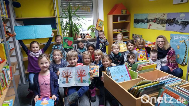 Erzieherin Kathrin Öcal (rechts) besucht mit den Kleinen des städtischen Kindergartens die Bücherei. Bild: jbe