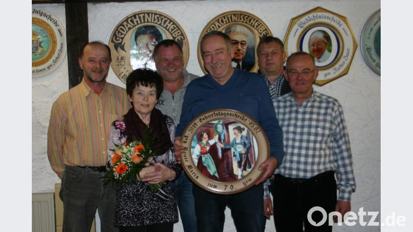 Franz Freitag (vorne mit Schützenscheibe) gewann das Geburtstagsschießen. Ihm gratulierten (von links) Schützenmeister Werner Wendl, Ehrenschützenmeisterin Maria Bauer, Thomas Fenk, 3. Schützenmeister Hans Lederer und Norbert Bösl. Bild: ufh