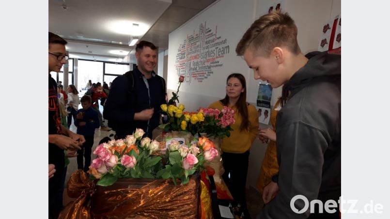 Sag's durch die Blume beim Valentinstag an der Realschule. Die Schüler hatten dort ein Fairtradeprojekt auf die Beine gestellt. Bild: exb