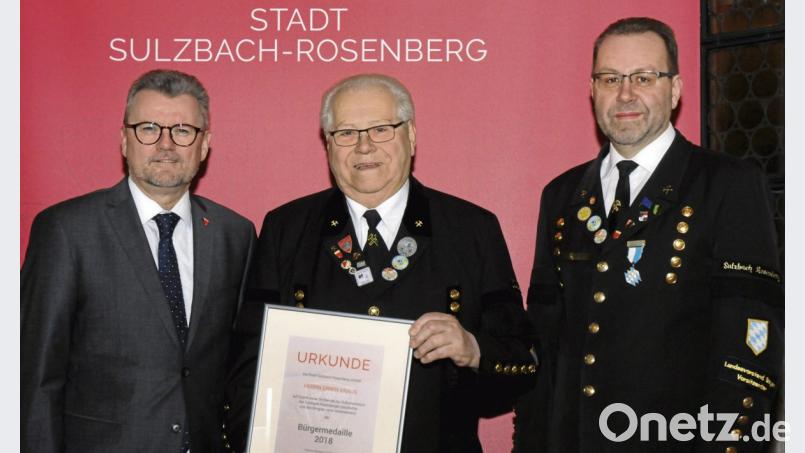 Bürgermeister Michael Göth ehrte bei der Sondersitzung im Namen des Stadtrates Erwin Kraus mit der Bürgermedaille 2018. Rechts Laudator Armin Kraus. Bild: Stephan Huber