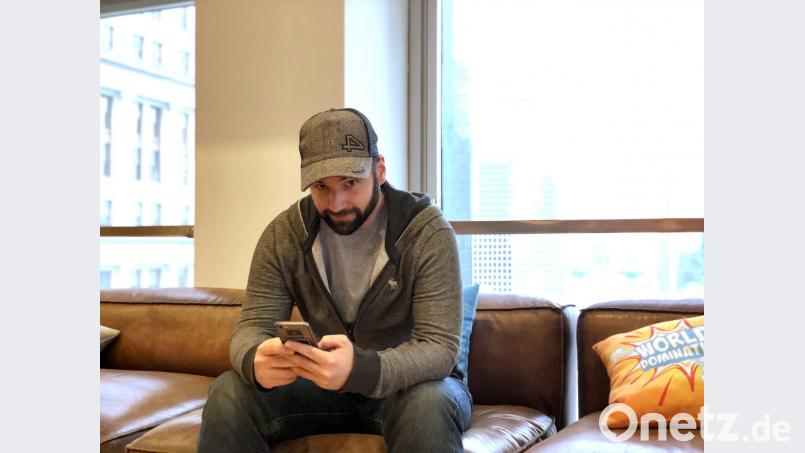 Als Daten-Analyst ist das Handy eher ein Spielzeug für Matthias Räß. Auch der Doktortitel in Philosophie lässt nicht unbedingt auf seinen jetzigen Job im Big Apple am Broadway schließen. Bild: Räß/exb