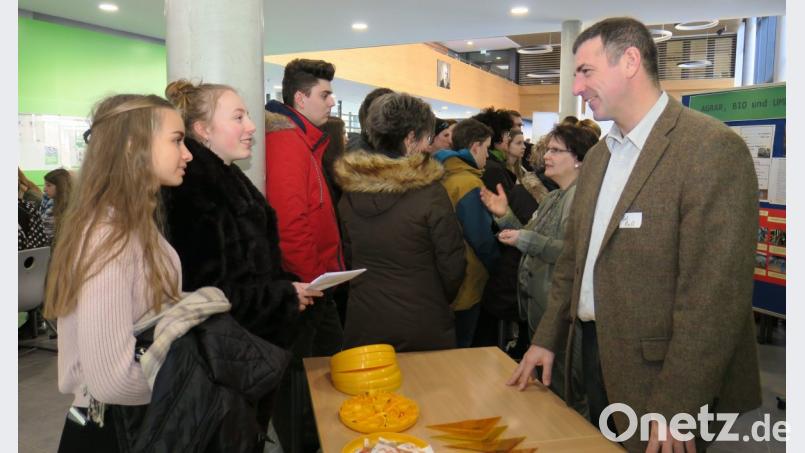 Professor Dr. Werner Prell von der OTH Amberg/Weiden (rechts) informierte die Schüler, was sie an der Hochschule erwartet. Bild: Hirsch