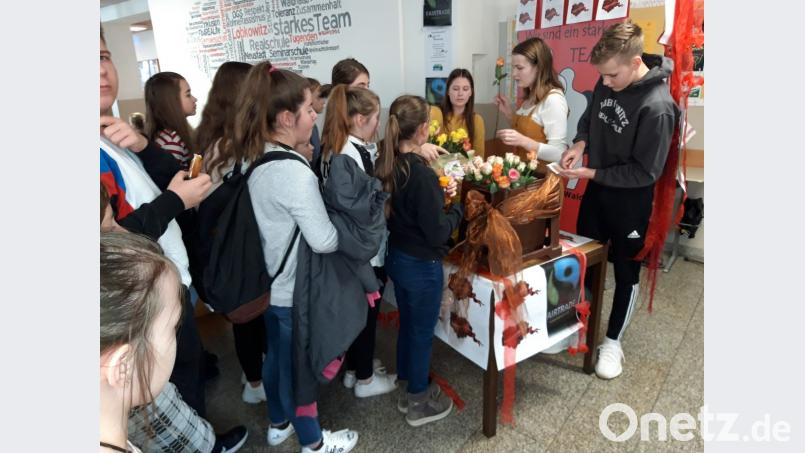 Andrang am Blumenstand beim Fairtrade-Valentinstag an der Realschule. Bild: exb