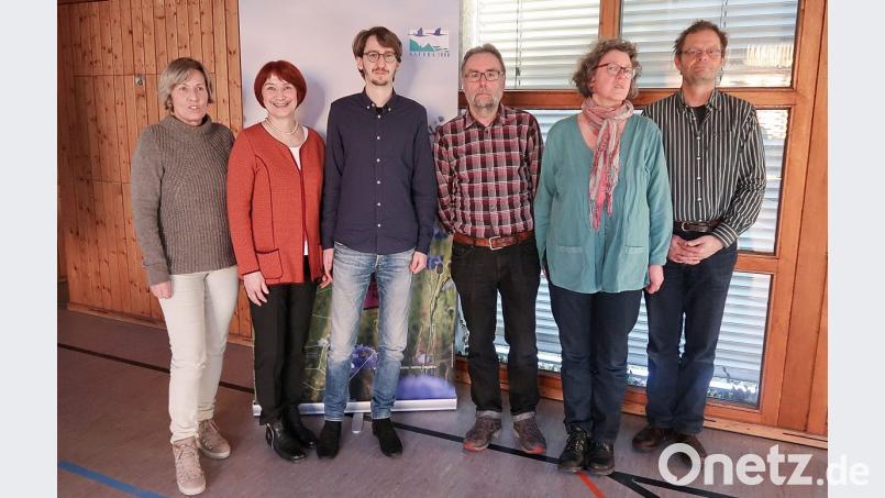 Beim runden Tisch informierten über das FFH-Gebiet „Grenzbach und Heinbach im Steinwald“ (von links) Helga Veron, Koordinatorin von Natura 2000, Christine Raab und Tobias Maul von der Höheren Naturschutzbehörde in Regensburg, Robert Mertl sowie Christine Schmidt und Robert Vandré vom Büro Schmidt &amp; Partner. Bild: bsc