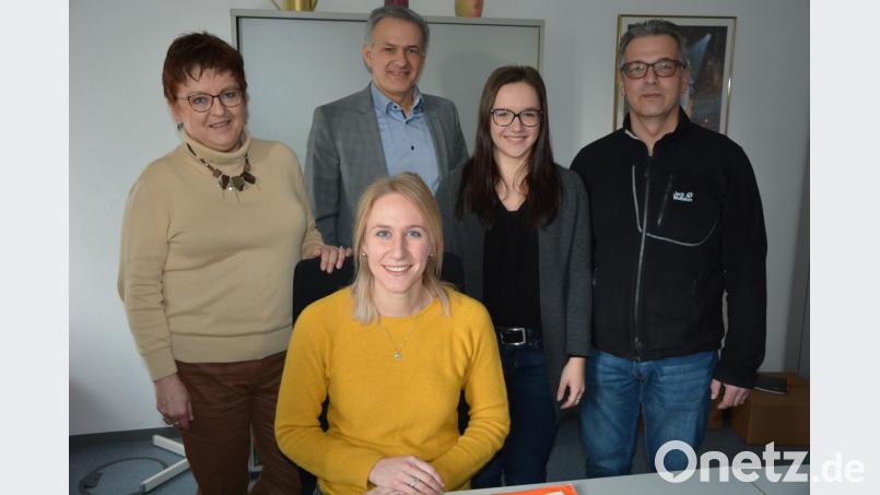 Franziska Sommer (vorne) ist ab 1. April Ansprechpartnerin in allen Fragen in Rentenangelegenheiten. Untergebracht ist sie im Erdgeschoss des Rathauses. Mit dabei sind (von links) Rentenexpertin Brigitte Scharf, Bürgermeister Roland Grillmeier, Sachbearbeiterin Luisa Kamm und Geschäftsstellenleiter Klaus Schüssler. Bild: jr