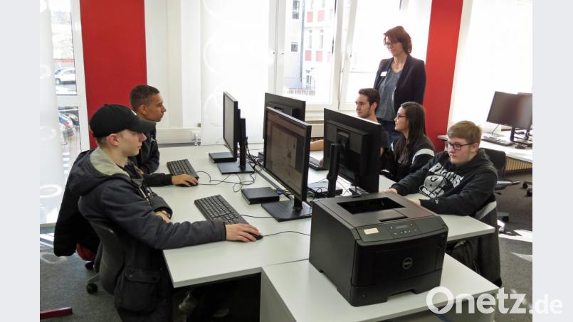 Praxisorientierter Unterricht im Profilfach Übungsunternehmen vermittelt wertvolles Wissen, das bei der Wirtschaft hoch im Kurs steht, mit Fachlehrerin Heike Krafczyk (stehend). Bild: Dobmeier