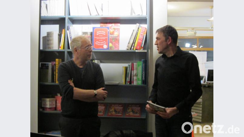 Als zweiten Gast im Jubiläumsjahr seiner Buchhandlung begrüßte Ralf Volkert den Archäologen Mathias Hensch (links). Bild: aks