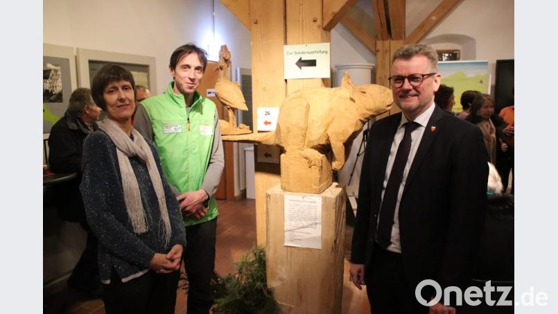 Am Eingang zur Sonderausstellung empfängt eine Holzskulptur die Besucher. Der Biberbeauftragte Horst Schwemmer (Mitte) erläuterte sie Museumsleiterin Edith Zimmermann (links) und Bürgermeister Michael Göth (rechts): &quot;Der Mensch sitzt dem Biber im Genick, aber wenn er kommt, hat er ganz verschiedene Tiere im Schlepp.&quot; Bild: cog
