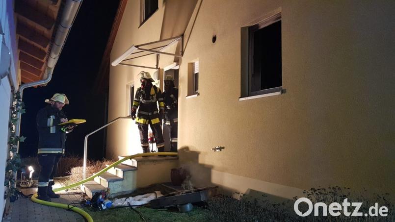 Ein Topf auf dem Herd löste das Feuer in einer Doppelhaushälfte in Erbendorf aus. Es entstand ein Sachschaden in Höhe von rund 70.000 Euro. Die Bewohnerin und ihre zwei Kinder konnten sich noch rechtzeitig aus dem Haus entfernen - dank eines Rauchmelders. Bild: rw