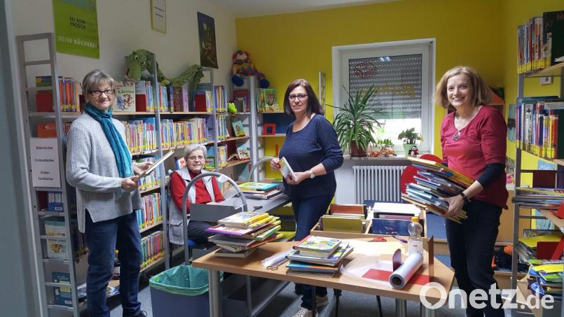 Ursula Pusch (rechts) unterstützt die Mitarbeiter des Büchereiteams Gisela Wenning, Marianne Reger und Claudia Wenning (von links) bei der Neukatalogisierung der Sachbücher. Bild: jbe