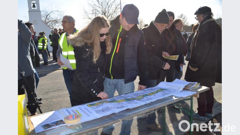 Detailpläne von der Stromtrasse, die viele vorher so noch nie gesehen haben, stimmen die Demonstranten nachdenklich. Bild: fz