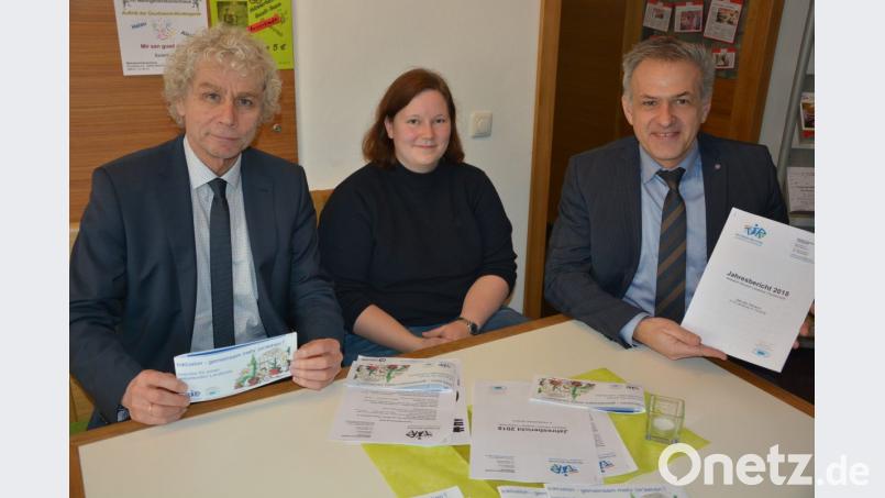 Das Netzwerk Inklusion lädt zu einer Vielzahl von Veranstaltungen ein. Landrat Wolfgang Lippert, Christina Ponader und Lebenshilfe-Vorsitzender Roland Grillmeier (von links) stellen das Programm vor. Bild: jr