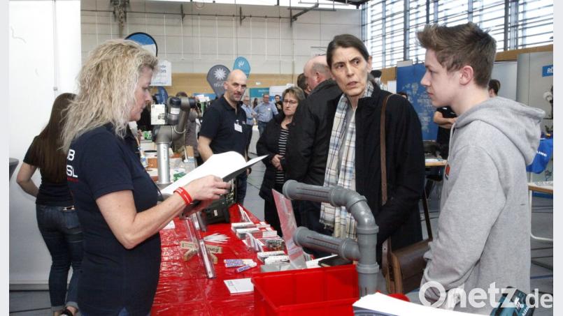 Bildungseinstiegsbegleiterin Marion Eller informierte sich mit ihrem Schützling am Stand der Firma Schub GmbH. Marion Eckl (links) erläuterte ihnen die Ausbildungsmöglichkeiten. Bild: Hirsch