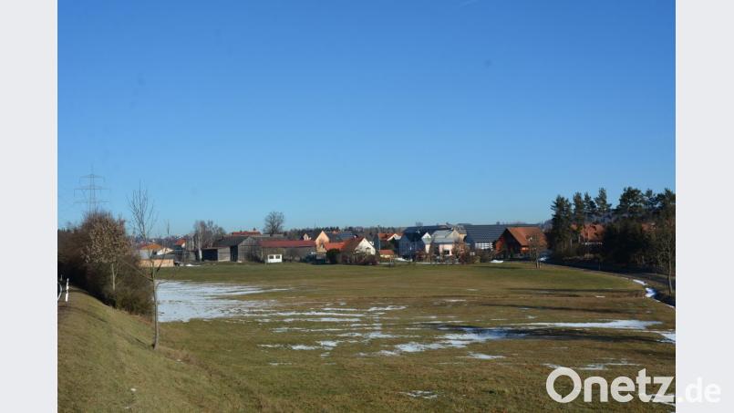 Die kleine Ortschaft Rosenbühl soll sowohl nördlich, als auch östlich von der Trassenführung des SuedOstLink beeinträchtigt werden. Dagegen formiert sich nun massiver Widerstand, wobei die Rosenbühler den Konnersreuther Marktrat auf ihrer Seite wissen. Ziel ist es, die mögliche Trassenführung rund um das Dorf zu verhindern. Bild: jr