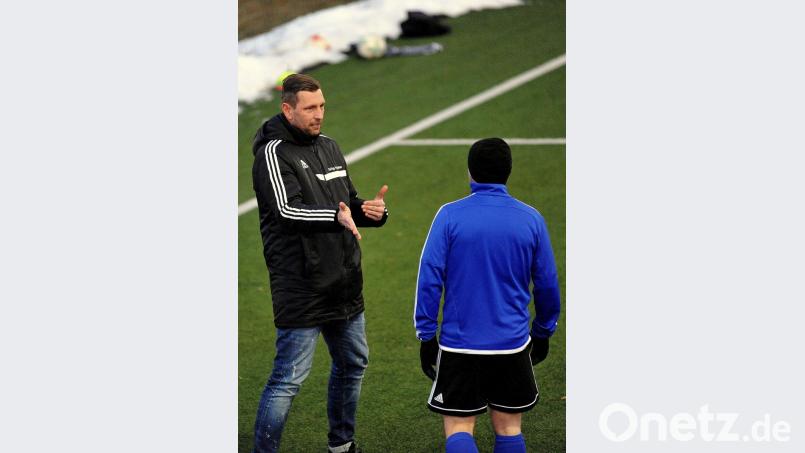 Redebedarf nach dem Testspiel-Dämpfer: SpVgg-SV-Trainer Andreas Scheler war mit der Leistung gegen Neutraubling nicht zufrieden. Bild: Franken