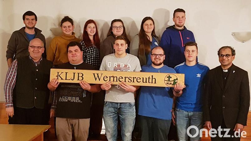 Neuwahlen gab es bei der Landjugend Wernersreuth. Im Bild (vorne, von links) Bürgermeister Klaus Meyer, Fabian Meyer, Florian Berling, Michael Meyer, Lukas Altnöder und Pfarrer George Parankimalil sowie (hinten, von links) Vorsitzender Thomas Meyer, Sophia Freundl, Theresa Fröhlich, Fabiola Rosner, Vorsitzende Louisa Rosner und Tobias Altnöder. Bild: enz