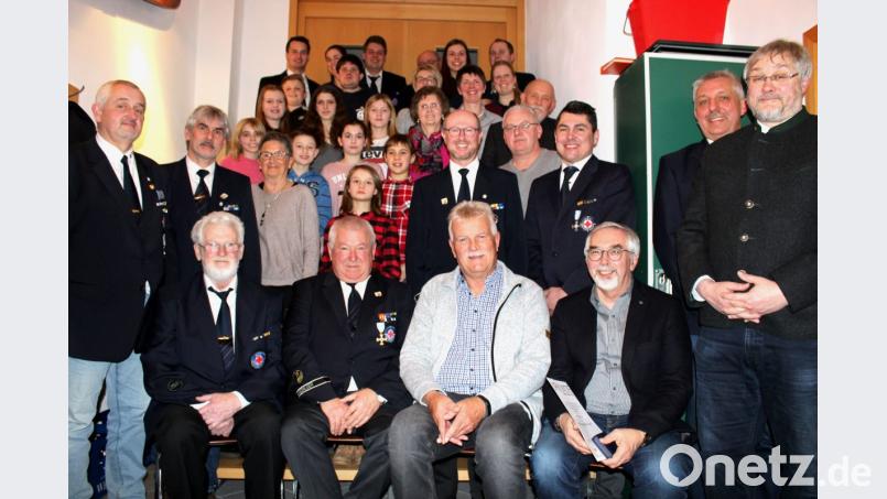 Der Vorsitzende der Wasserwachtsortsgruppe Schwarzenfeld,, Stefan Krause (stehend Dritter von rechts), und die Ehrengäste ehrten langjährige Mitglieder und Aktive. Bild: Hirsch