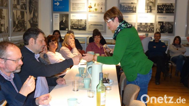 Rettich-Sirup, Salbei-Butter und Meerrettich-Thymian-Wein ließ Edith Niebler ihre Zuhörer im Schulmuseum probieren. Bild: hka