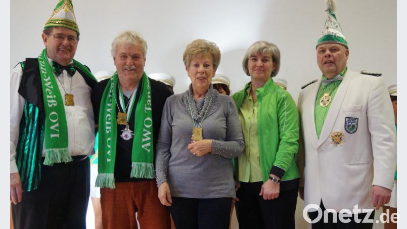Präsident Michael Welnhofer und seine Stellvertreterin Marion Dietz bedankten sich bei Juane Demleitner und den Senatoren Udo Weiß und Wilfried Neuber (von links) für ihren unermüdlichen Einsatz in den vergangenen 30 Jahren mit dem Faschingsorden 2019. Bild: weu