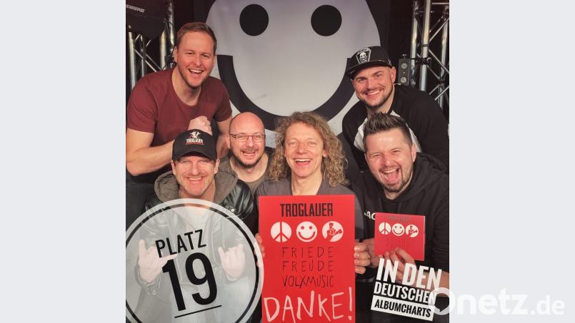 Mit so einem Erfolg ihrer neuen CD „Friede, Freude, Volxmusic“ haben die „Troglauer Buam“ nicht unbedingt gerechnet. Als aktuelle Nummer 19 der deutschen Albumcharts treten sie heute, Dienstag, im Bayerischen Fernsehen auf. Repro: exb