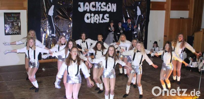 Standing Ovations ernten die Jackson Girls für ihre Showtänze, die zu einer phantastischen Hommage an den King of Pop geraten. Bild: u