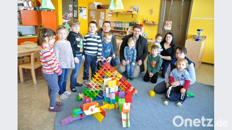 Die Vorsitzenden der Kolpingsfamilie Tännesberg, Josef Schneider und Thomas Bartmann (Dritter und Vierter von rechts), überreichten Leiterin Manuela Hinkel (rechts) eine 500-Euro-Spende aus der Kolpingskasse. Bild: es