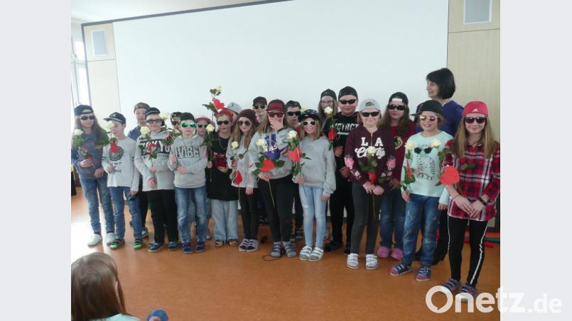 Mit verschiedenen Darbietungen verabschiedeten die Grundschüler Fachoberlehrerin Maria Braun (hinten, rechts) in den Ruhestand. Die vierte Klasse (Foto) brachte einen fetzigen Rap dar. Bild: amö