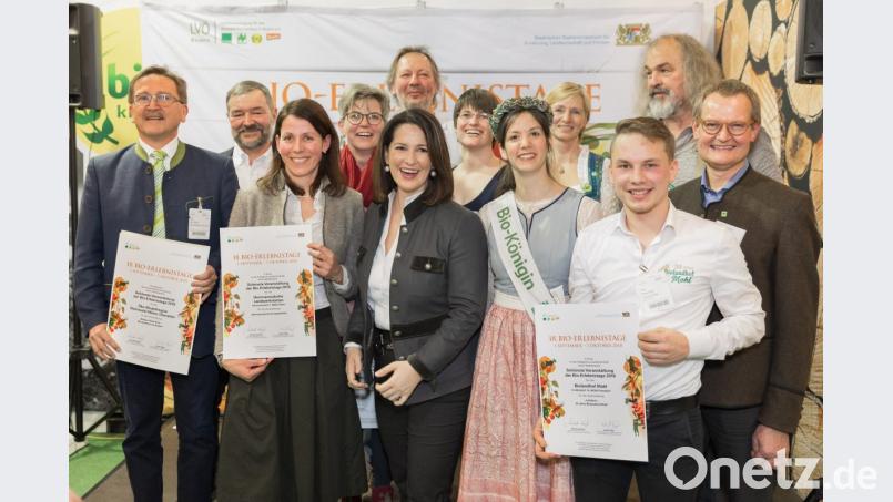 Ein Gemeinschaftsfoto aller Preisträger mit der Ministerin (m.) und LVÖ-Vorsitzendem Hubert Heigl (r.) Bild: exb
