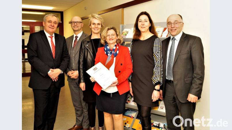 Mit Wirkung zum 1. März wird Margit Walter (Dritte von rechts) zur Schulrätin ernannt. Die Urkunde überreicht Bereichsleiter Thomas Unger (Zweiter von links) von der Regierung der Oberpfalz. Zu den Gratulanten zählen stellvertretender Landrat Albert Nickl, die beiden Schuldirektorinnen Elisabeth Junkawitsch, Christine Söllner und OB Kurt Seggewiß (von rechts). Bild: arw