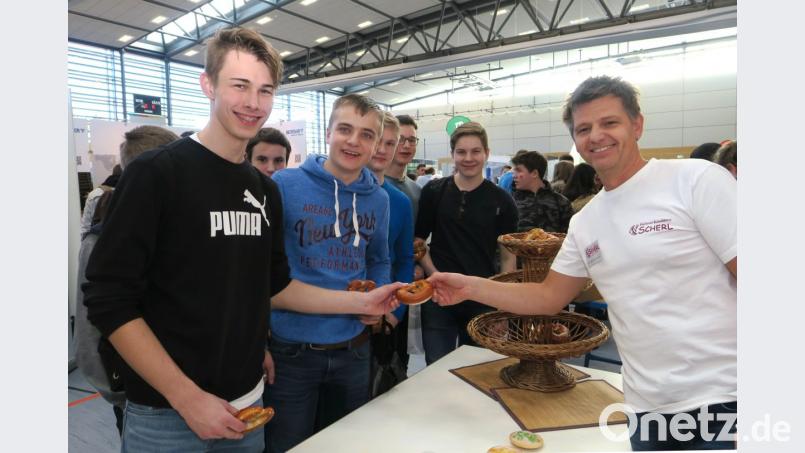 Bäckermeister Kurt Scherl (rechts) lockte die Schüler mit Brezen und "Amerikanern" an seinen Stand, den er bei der Bildungsmesse aufgebaut hatte. Bild: Hirsch