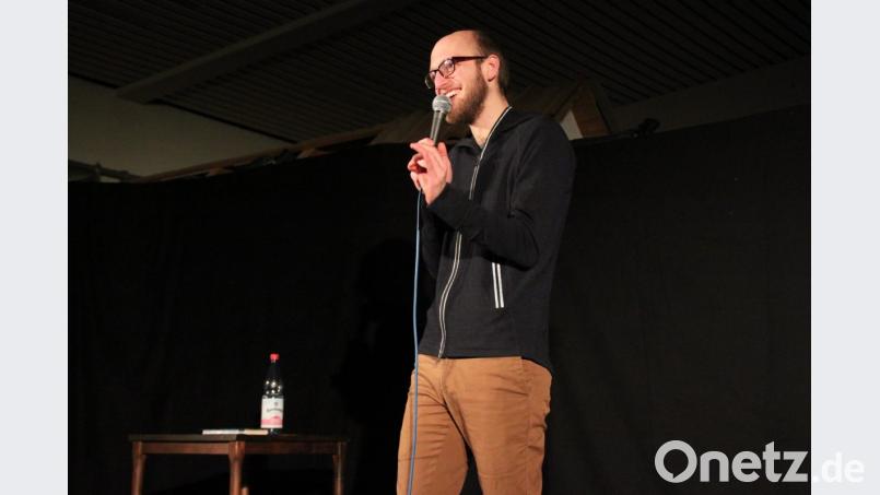 Mit einer feinen Mischung Poetry-Slam mit wortgewaltigen und ausdrucksstark vorgetragenen Texten und Kabarett mit intelligentem, feinsinnigen Humor überzeugt Alex Burkhard auf der Kleinkunstbühne der Futura. Bild: prh