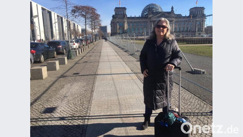Kornelia Schmid vor dem Reichstagsgebäude in Berlin. Bild: exb