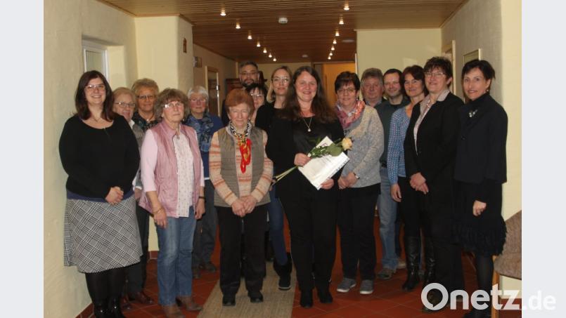 Die wiedergewählte Vorsitzende Rosi Witt (Zweite von rechts), zweite Vorsitzende Claudia Windschiegl (hinten, Mitte) und dritte Vorsitzende Erna Schellkopf (vorne, Zweite von links) mit dem weiteren Vorstand und den Geehrten. Bild: wrt