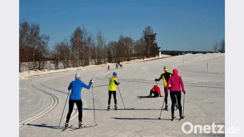 Bestens präparierte Loipen, blauer Himmel, Sonnenschein: Ein besonderes Wintersporterlebnis war am Wochenende im Nordic-Sport-Zentrum Schönsee-Rosenhof möglich. Trotz Besucherandrang verteilten sich klassische Langläufer und Skater schnell in der Spur. Bild: exb/Siegfried Filipp